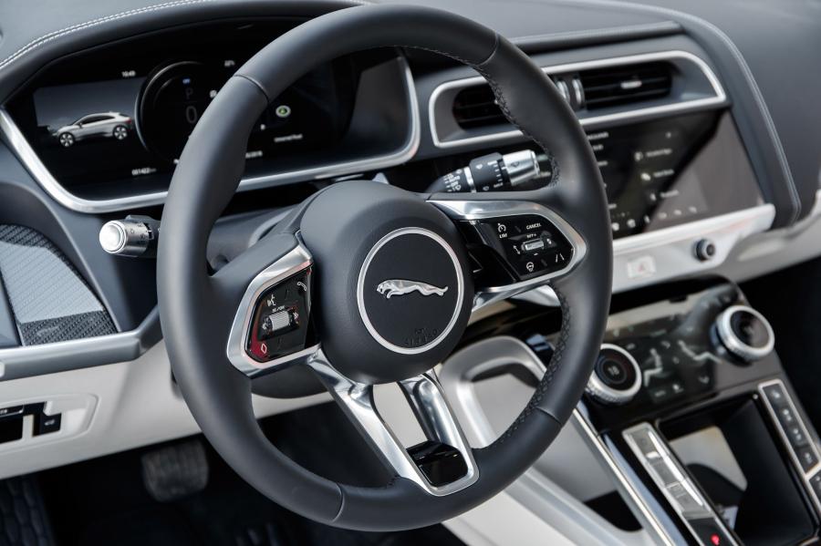 Панель приборов Jaguar I-Pace EV400 AWD S 2018 года  (WW) (фото 23 из 40)